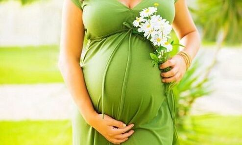 pregnant woman with varicose veins on her legs